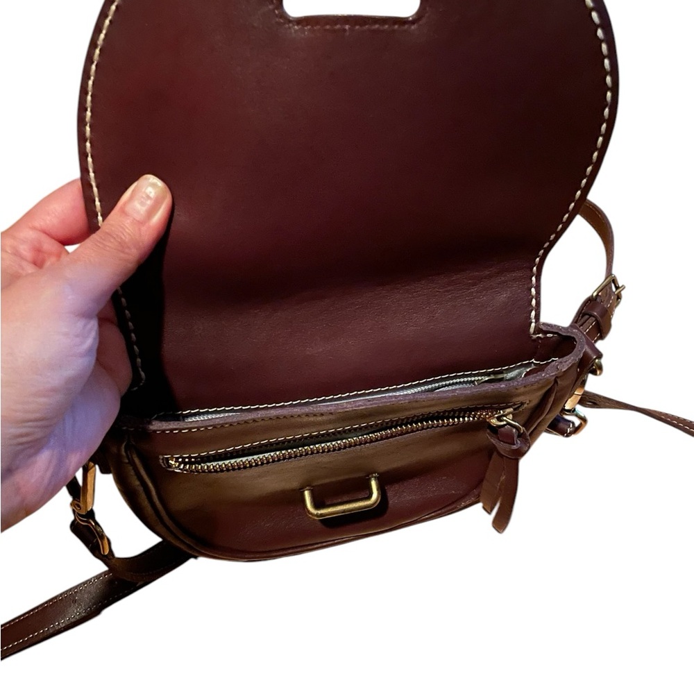 Roots Elegant Black Leather Crossbody Bag - Picture 4 of 5